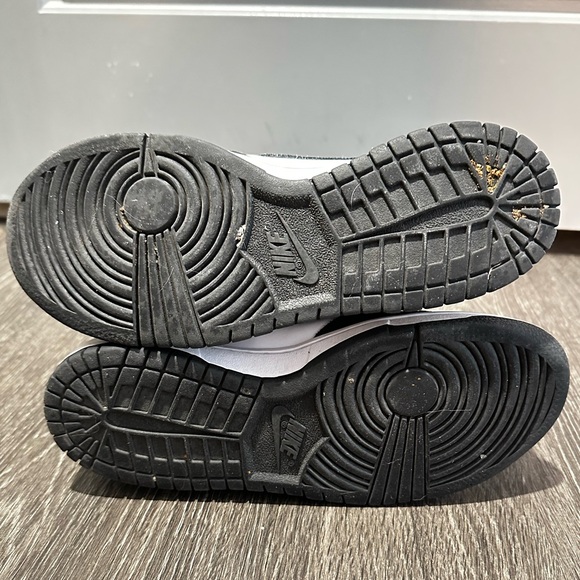 Woman’s Nike 🐼 
In perfect condition 
I will clean them before delivery - Picture 5 of 7